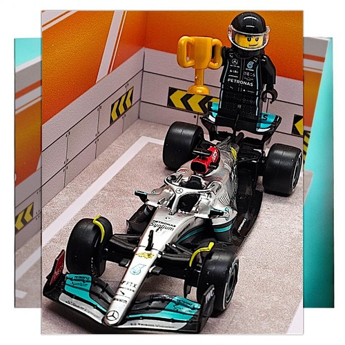 Formula 1 Lewis Hamilton Mercedes AMG 1:43 Die Cast F1 Car + Mini Figure + Case - Picture 2 of 4