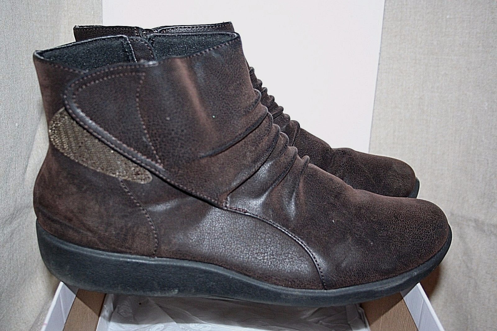CLARKS CLOUDSTEPPERS Braun Ankle Stiefel UK9 EU43 E Faux Suede Zip&Velcro WIDE FIT CLARKS CLOUDSTEPPERS Braun Ankle Stiefel UK9 EU43 E Faux Suede Zip&Velcro WIDE FIT