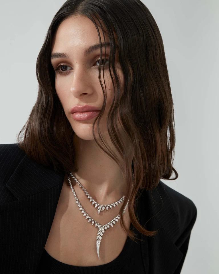 Collar gota cola pluma oro blanco de 18 k diamantes cultivados en laboratorio corte redondo de 3,40 quilates Foto 4 de 4