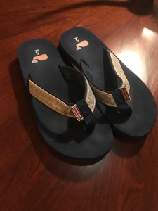 vineyard vines flip flops womens