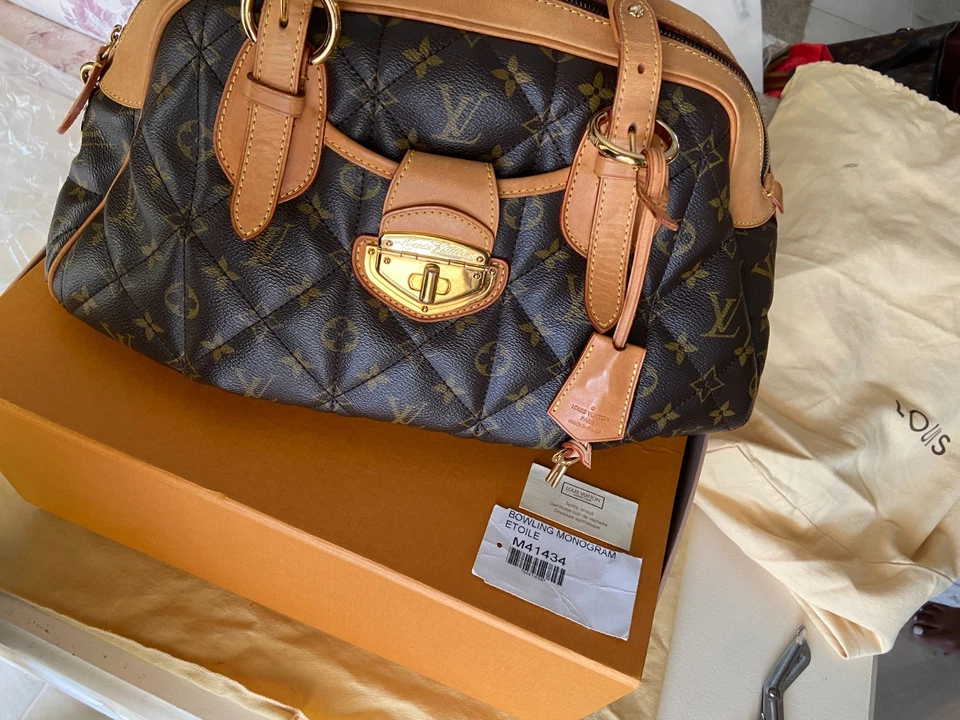 Bolso acolchado Louis Vuitton con monograma Etolie Bowling Foto 3 de 4