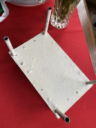 Lettino per bambole vintage giocattolo in legno dipinto bianco fatto a mano 16,5x18,5x10cm gambe in metallo - Foto 8 di 12