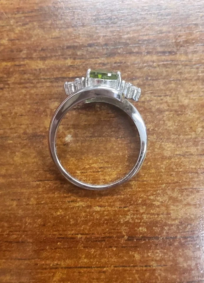 Anillo de cóctel grande peridoto verde circonita cúbica ilusión banda plateada para mujer talla 8/9 Foto 4 de 4