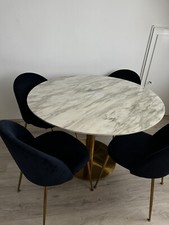 Tischset Mit Marmorimitat Und Stühlen