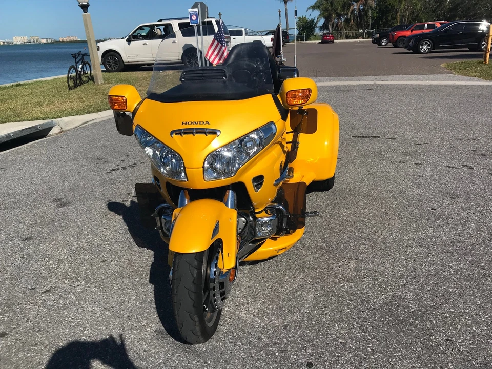 2010 Honda Gold Wing  - Image 2 of 4