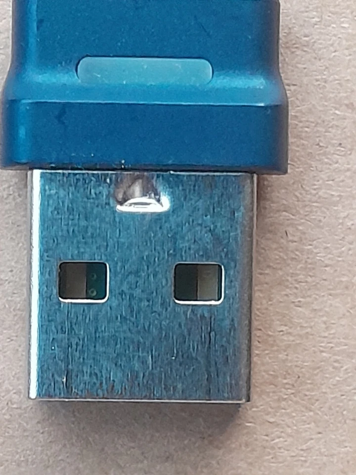 Adaptador USB-A Bluetooth Alta Fidelidad Poly - BT700 (Plantronics) Foto 2 de 3