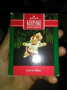 HALLMARK KEEPSAKE ORNAMENT "LOVE TO SKATE" 1992