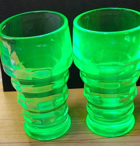 2 VTG Green Uranium/Depression Juice Glasses W/ripples/Square design. Chip/Flaw