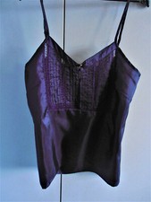 Top violet satiné avec plastron plissé et dentelle