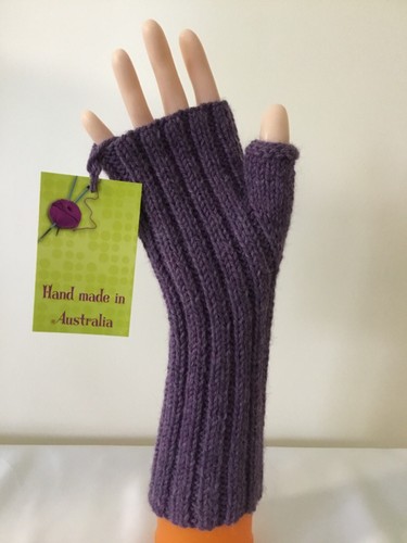 KOALA KNIT HAND KNIT LADIES SIZE M PURPLE SLOUCHY HAT & FINGERLESS GLOVES SET - Picture 7 of 7