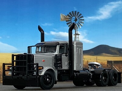 1/64 DCP SILVER PETERBILT 389 W/ 36'' SLEEPER