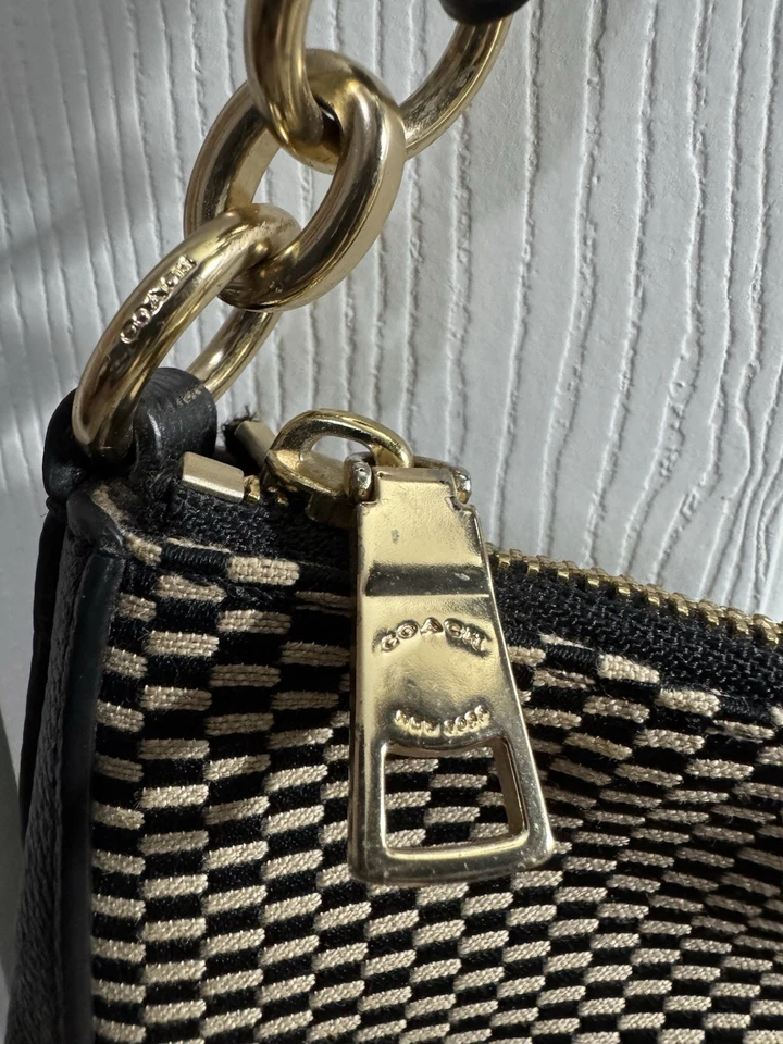 蔻驰 Teri 单肩包黑色/金色方格二手状况良好 — 第 4/4 张图片