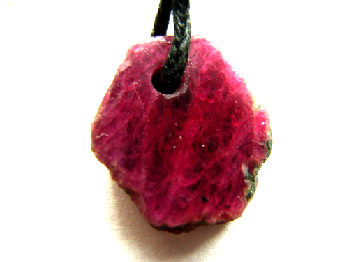 Kleiner RUBIN KRISTALL ( Rubin Dollar ), gebohrt, am Band Kleiner RUBIN KRISTALL ( Rubin Dollar ), gebohrt, am Band