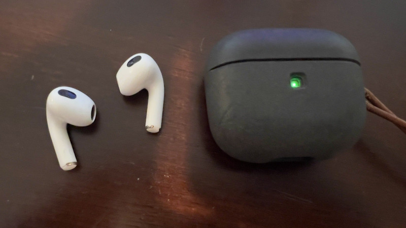 Apple AirPods 3rd Generation full set, right ear low volume