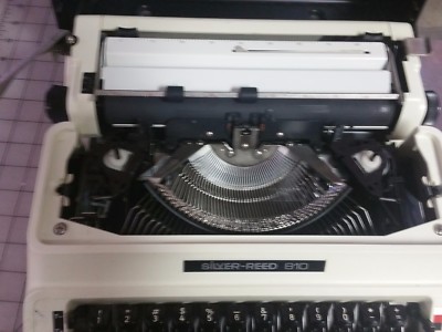 SILVER REED 810 JAPAN CASED PORTABLE TYPEWRITER w/Instructions