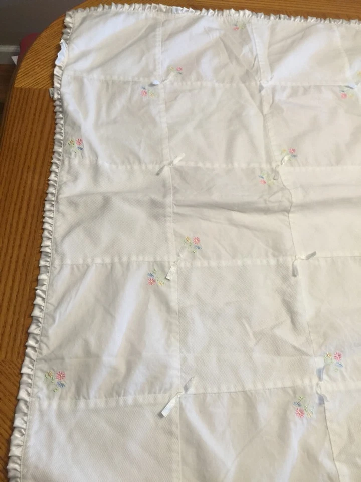 Manta bebé Carters blanca retazos blanca cuadrada bordada flores Foto 3 de 4