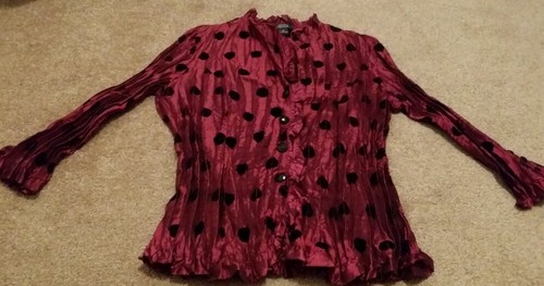 Top de blusa Dressbarn Collection. Frente abotonado. Rojo brillante. Mediano. C2 - Imagen 4 de 6