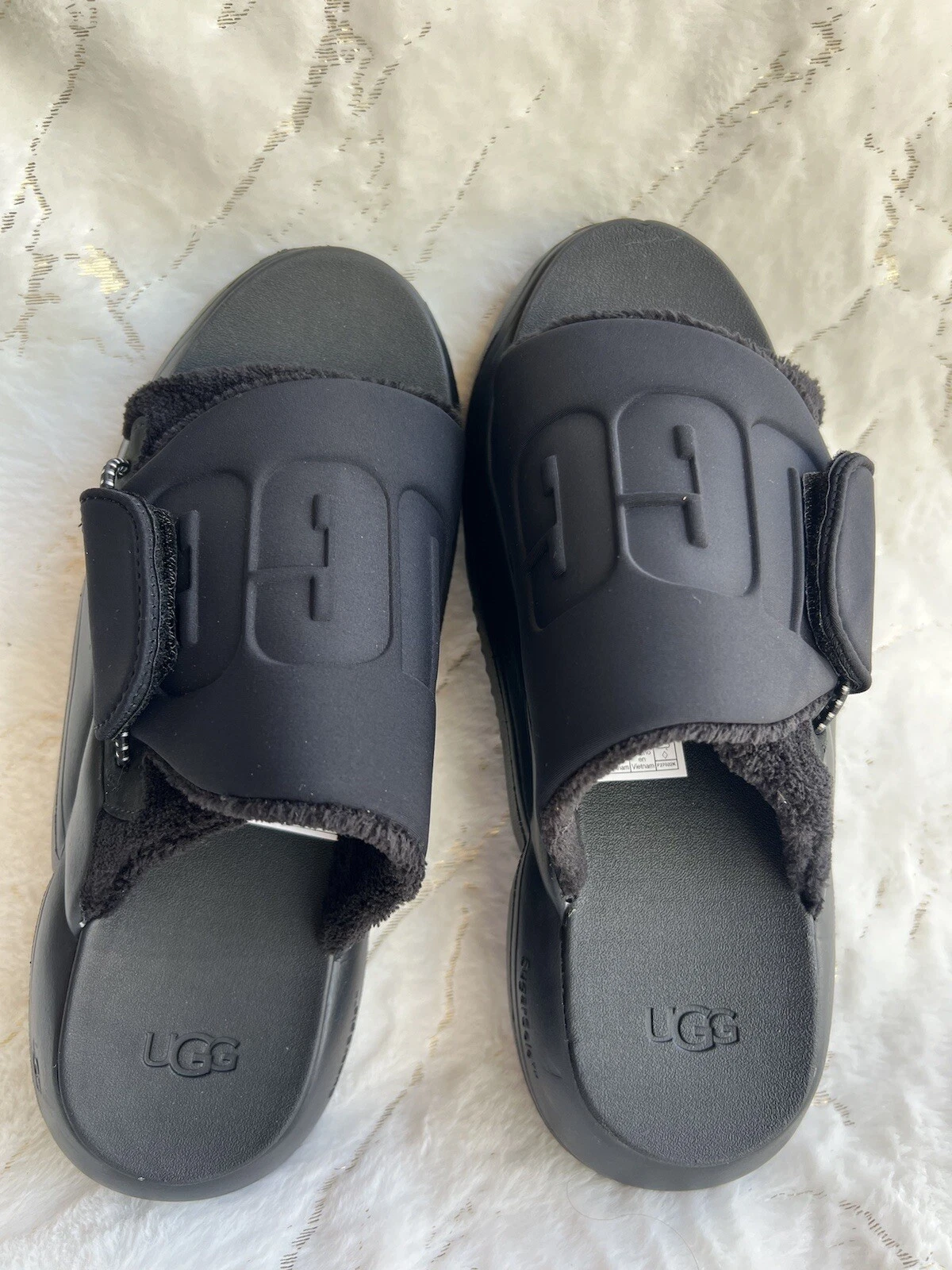 SANDALI DA DONNA 11 UGG GREER PLATEAU SLIDE CINTURINO SCAMOSCIATO LOGO ~ NERO