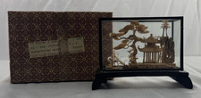 Korkschnitzerei in Vitrine feine asiatische Miniatur  Szene mit Kranich "8582"