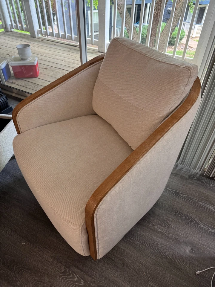 Sillón de salón moderno giratorio con marco de madera tapizado beige Foto 2 de 3