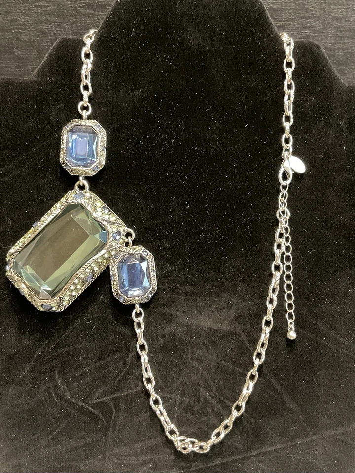 Cadena tono plata Chico’s con collar de gemas verdes y azules #1085 Foto 4 de 4