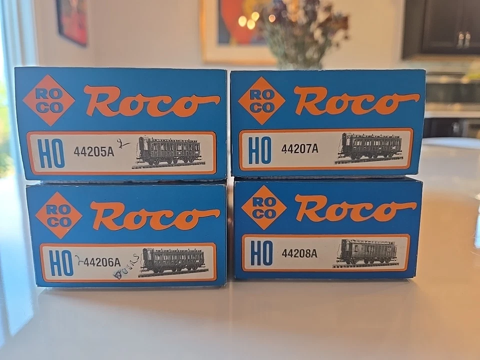 Paquete Roco; 44205A, 44206A, 45207A y 44208A; 3 vagones autocares y 1 coche postal Foto 3 de 3