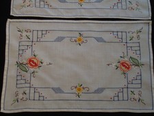 2 alte  Platzdeckchen Deckchen mit Stickerei ca. 26,0 x 40,5 cm - TOP Zustand