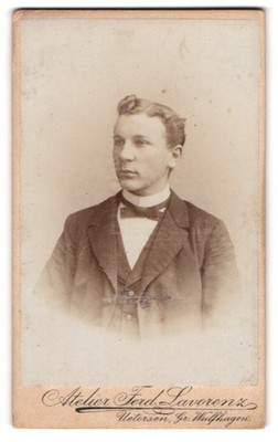 Fotografie Lavorenz, Uetersen, Schick gekleideter Heranwachsender 