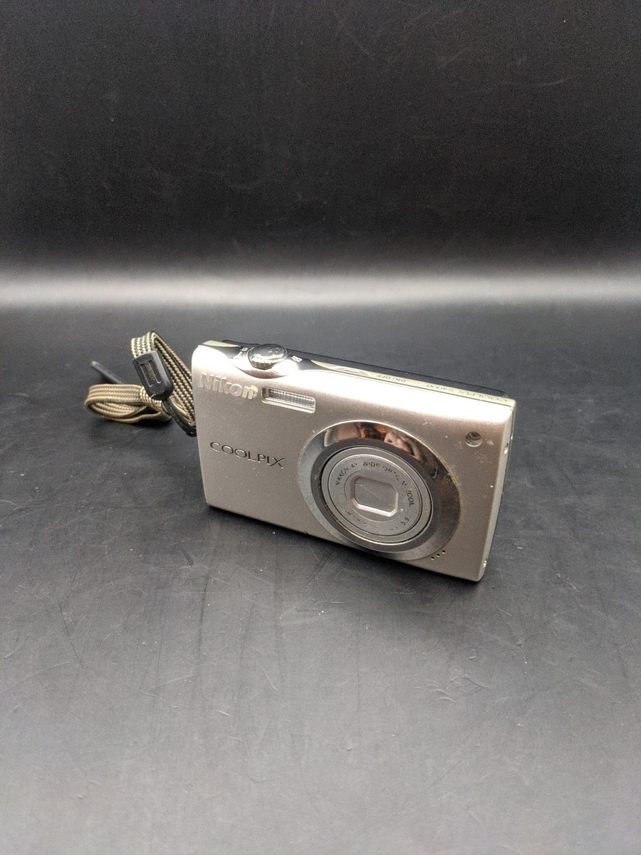 Nikon COOLPIX S4000 Digital Camera Silver Flashing Green For Parts