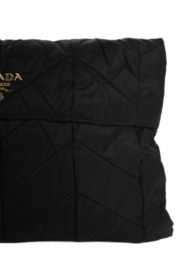 Bolso sin asas Prada para mujer con cremallera superior logotipo Chevron acolchado Tessuto negro Foto 2 de 4