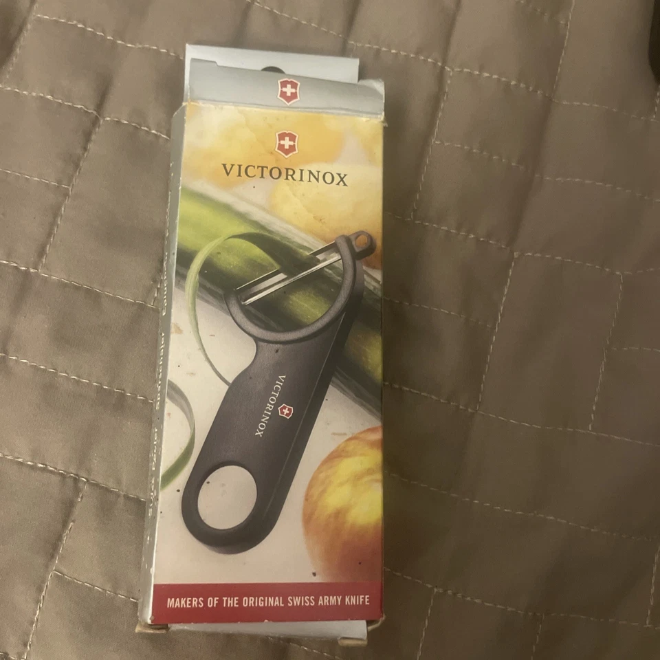 Pelador suizo VICTORINOX con eliminación de cogollos negro 1 pieza; ligeramente usado Foto 4 de 4