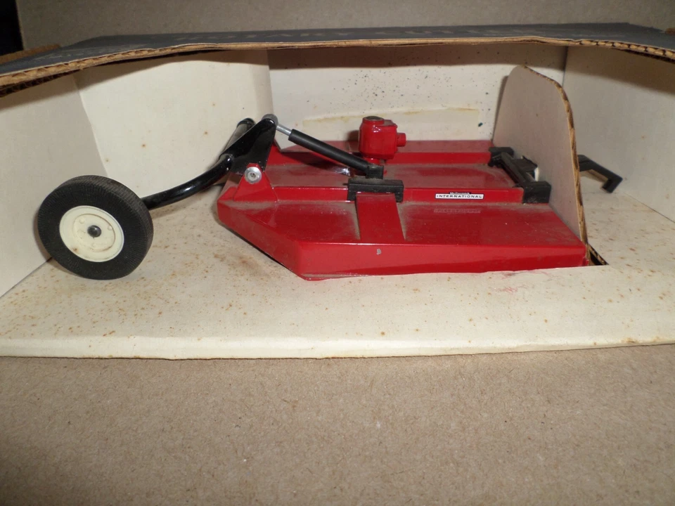 Cortacésped rotativo McCormick International 1/16 fundido con especificaciones #ZJD 709 nuevo en caja Foto 2 de 3