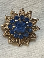 GOLDTONE LEAF WREATH BLUE RHINESTONE PIN BROOCH VTG