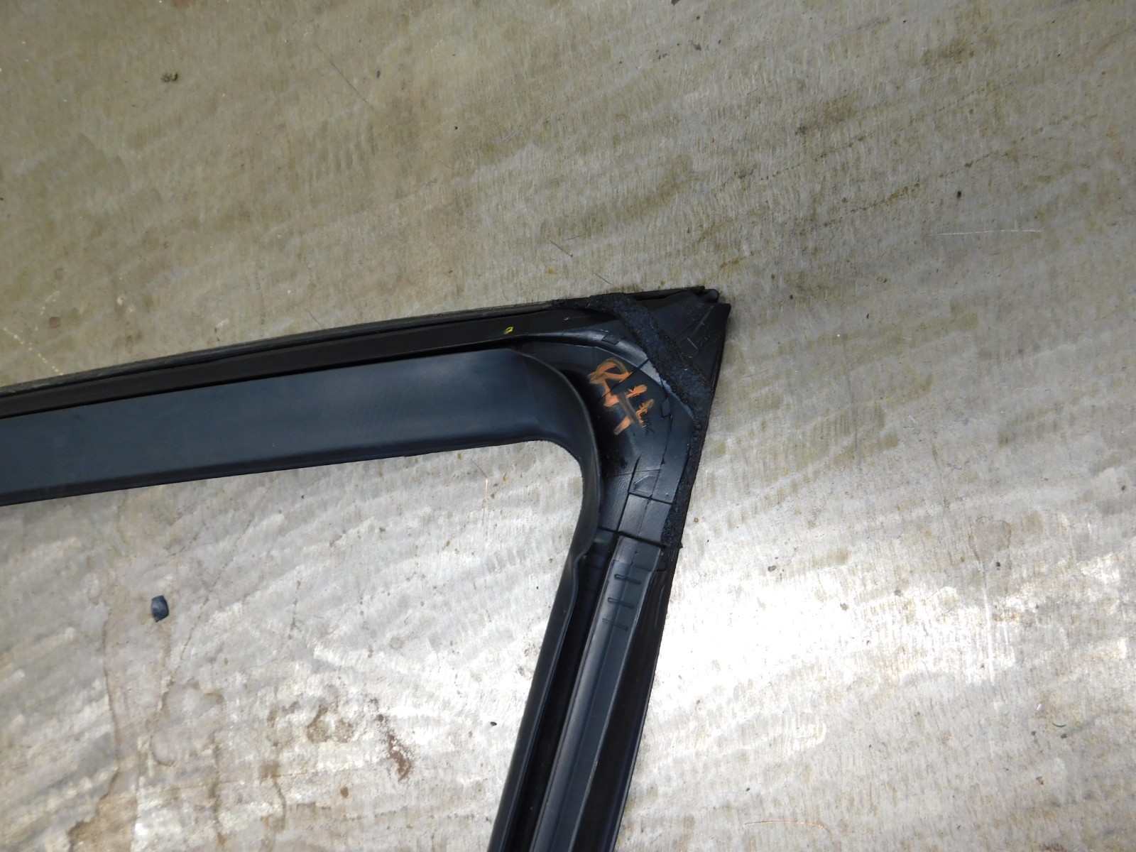 Maserati Quattroporte 2013 Front Right Door side seal