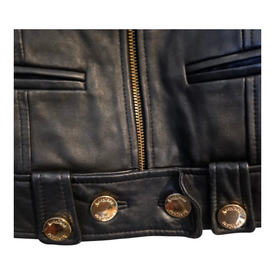 Chaqueta de motociclista GUESS by Marciano de cuero de cordero negro con cremallera pequeña dorada calle Foto 4 de 4