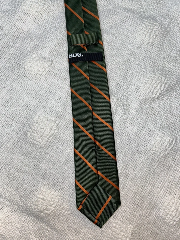 Gravata Rep BDG Urban Outfitters verde laranja 100% seda  - Imagem 2 de 4