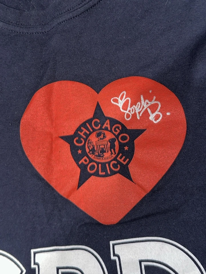 Camisa autografiada de Sophia Bush Foto 2 de 3