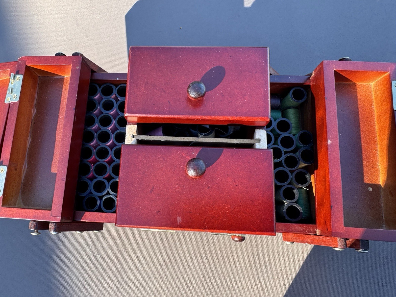 Vintage Singer Wood Sewing Box With Accordion Food Out Drawers & Lots Of Thread