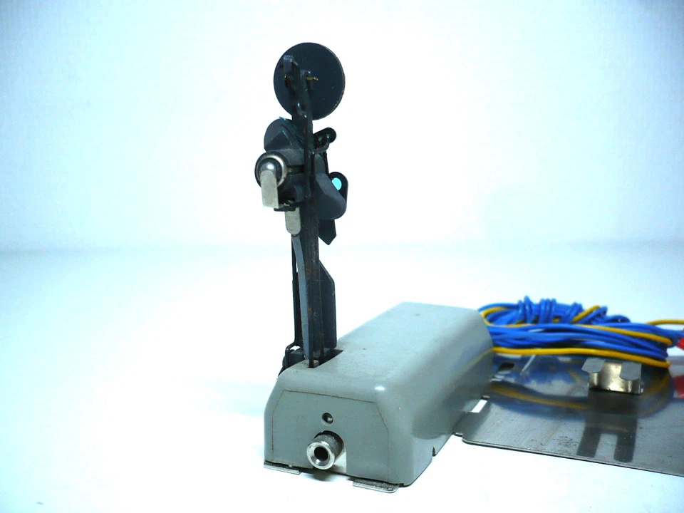 MÄRKLIN Vorsignal 7038 mit Bodenplatte für C- und M- Gleis - TOP - Bild 2 von 2