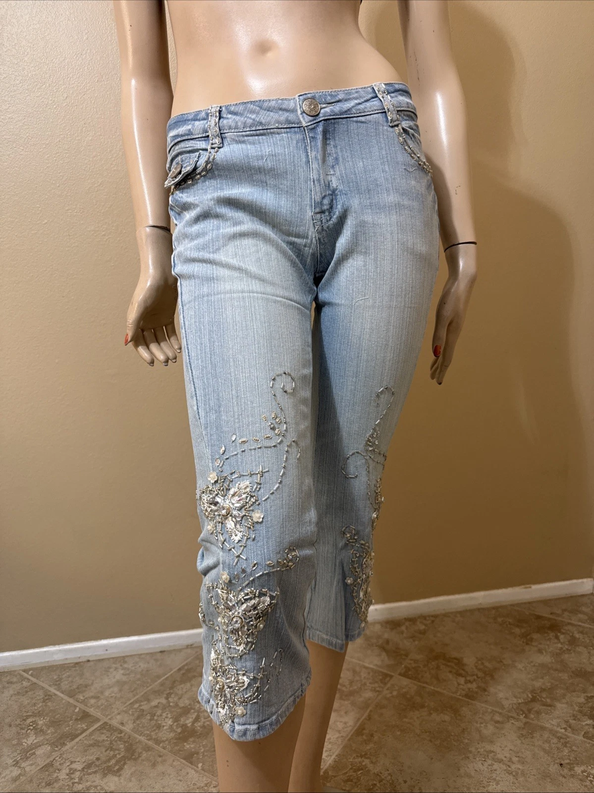 Women’s Sky Blue Cotton Denim Casual Summer Stretch Slim Beaded Zip Size S Capri
Opens in a new wind