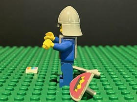 Lego Classic Castle Knight Minifigure w/ Armor Shield & Sword 375 6075 cas082s