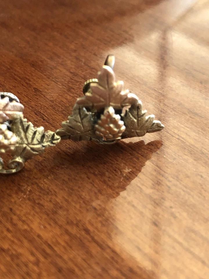 PENDIENTES VINTAGE BLACK HILLS 12K MULTITONO HOJA DE ORO RACIMO TORNILLO TRASERO 2,2 GR Foto 4 de 4