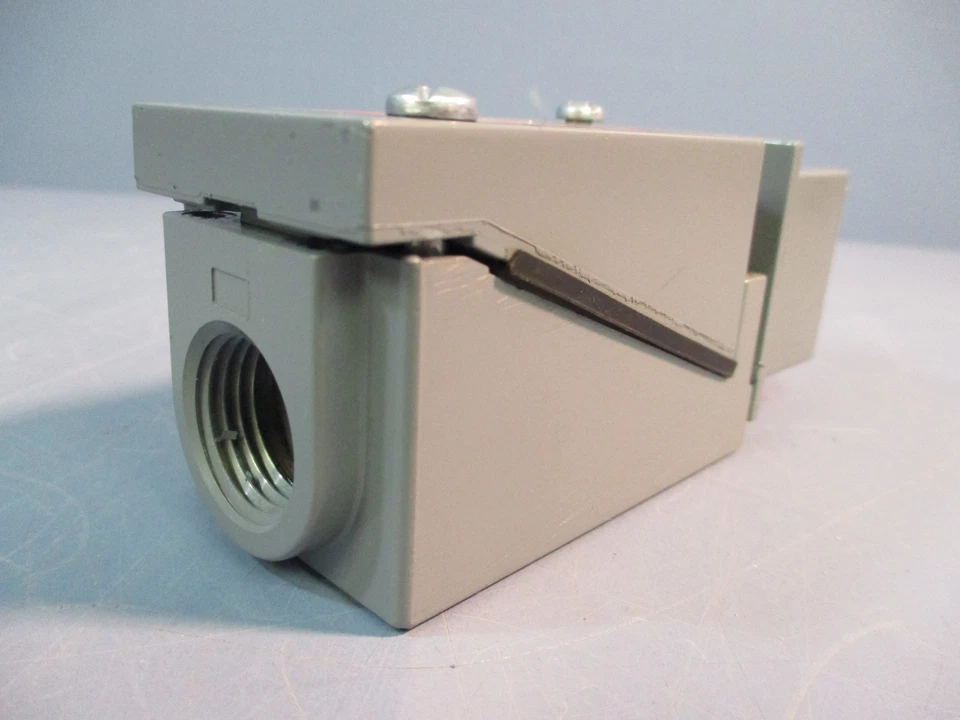 Allen Bradley Plug In Limit Switch Enclosure Series J - Image 3 of 4