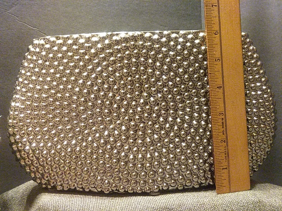 Jarrón elíptico de cerámica Urban Trends de colección de los años 90 acabado cromado con granos plateado nuevo de stock Foto 3 de 4