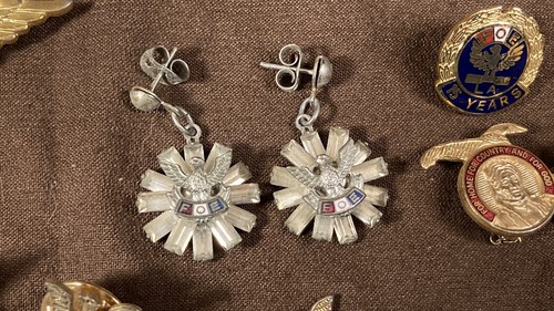 Lot Vtg FOE Fraternal Order of Eagle Rhinestone Lapel Earrings Chain Pin Pinback - Picture 5 of 12