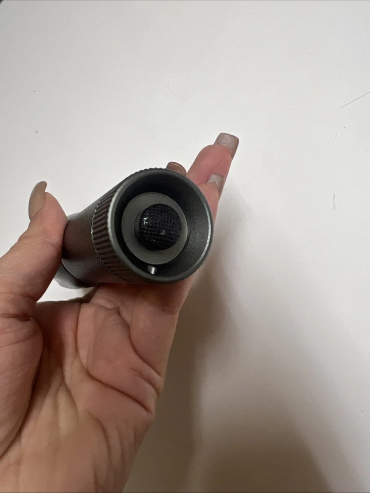 Linterna táctica eléctrica Feit 500 lúmenes ultra brillante usada Foto 4 de 4