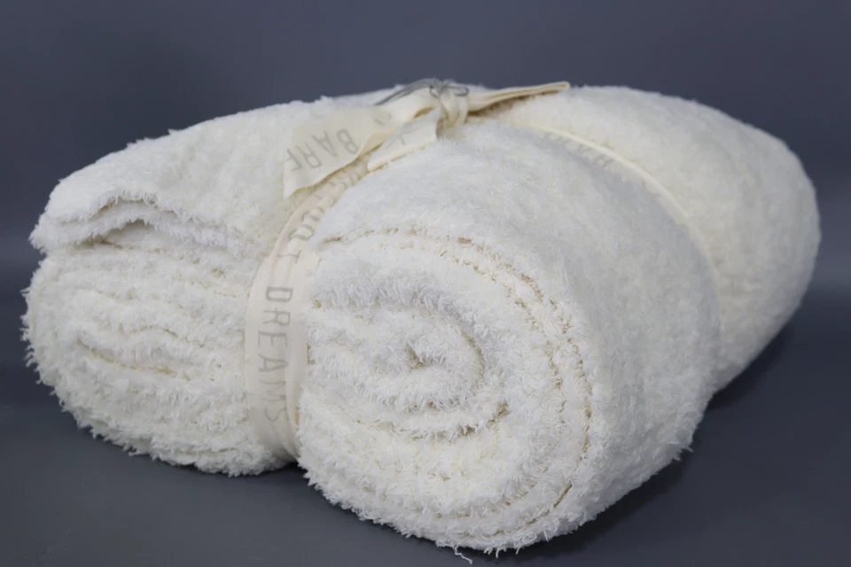 Manta barefoot dreams CozyChic™ en crema Foto 2 de 4