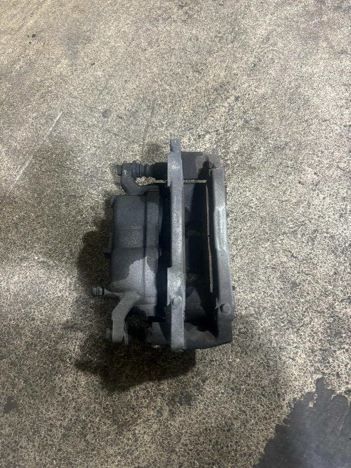 Chrysler Pacifica 2017 conductor delantero izquierdo pinza de freno OEM Foto 2 de 3