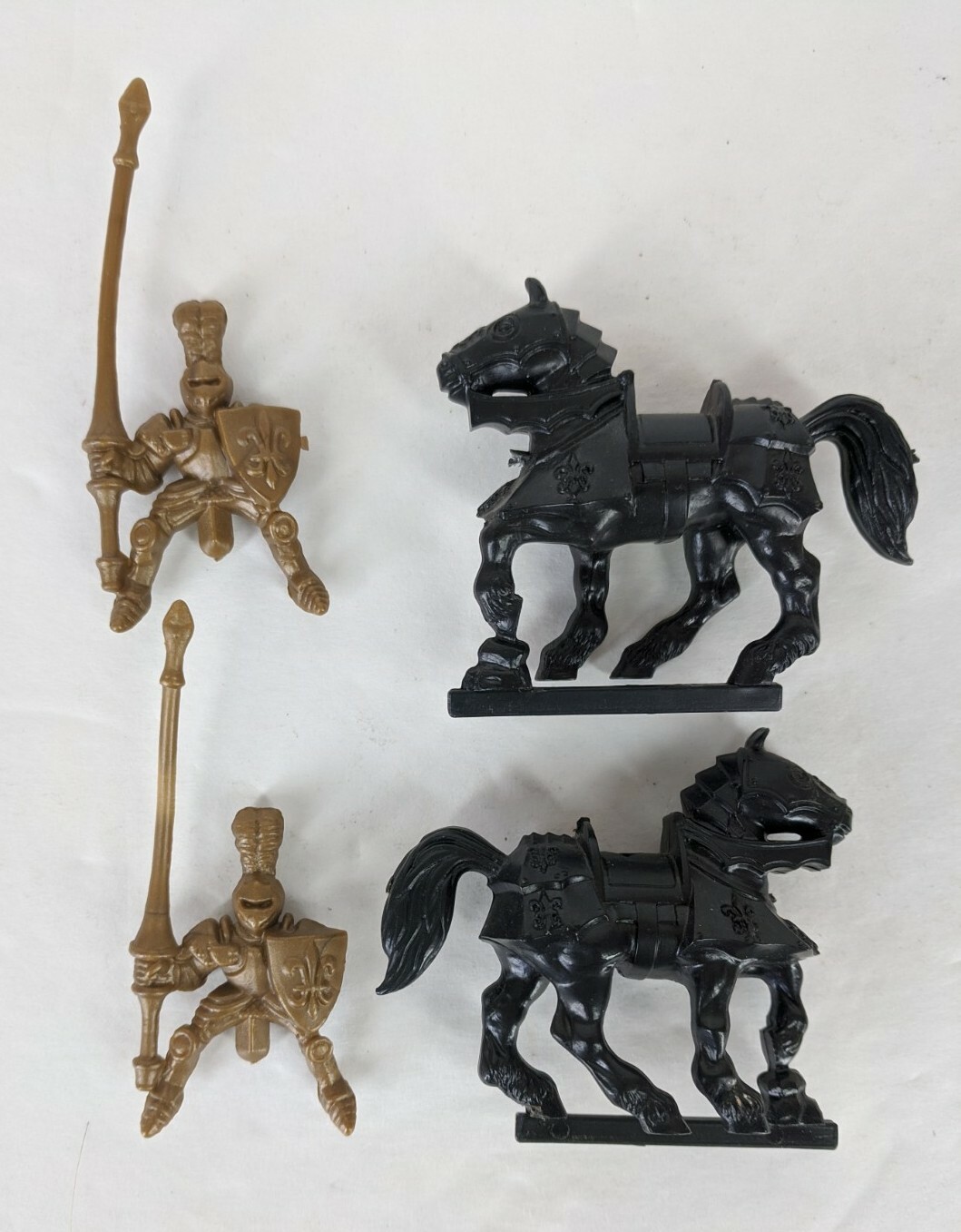 Lionheart Board Game Replacement Pieces~2 Gold KNIGHTS~2 HORSES Figures |  eBay