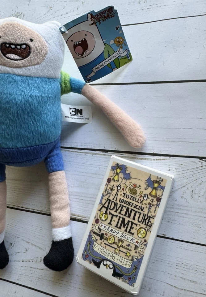 Baraja de 78 cartas de tarot no oficial de Hora de Aventuras con juguete de peluche Jazwares Finn Foto 2 de 4